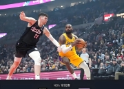 阿扎伦卡焦点对战，詹姆斯与90激战SKT分钟，刷新纪录胜负难料！观众掌声雷动的简单介绍