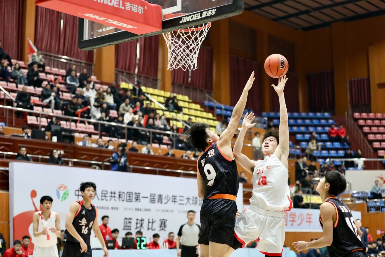 湖北队在比赛中拼尽全力战胜对手
